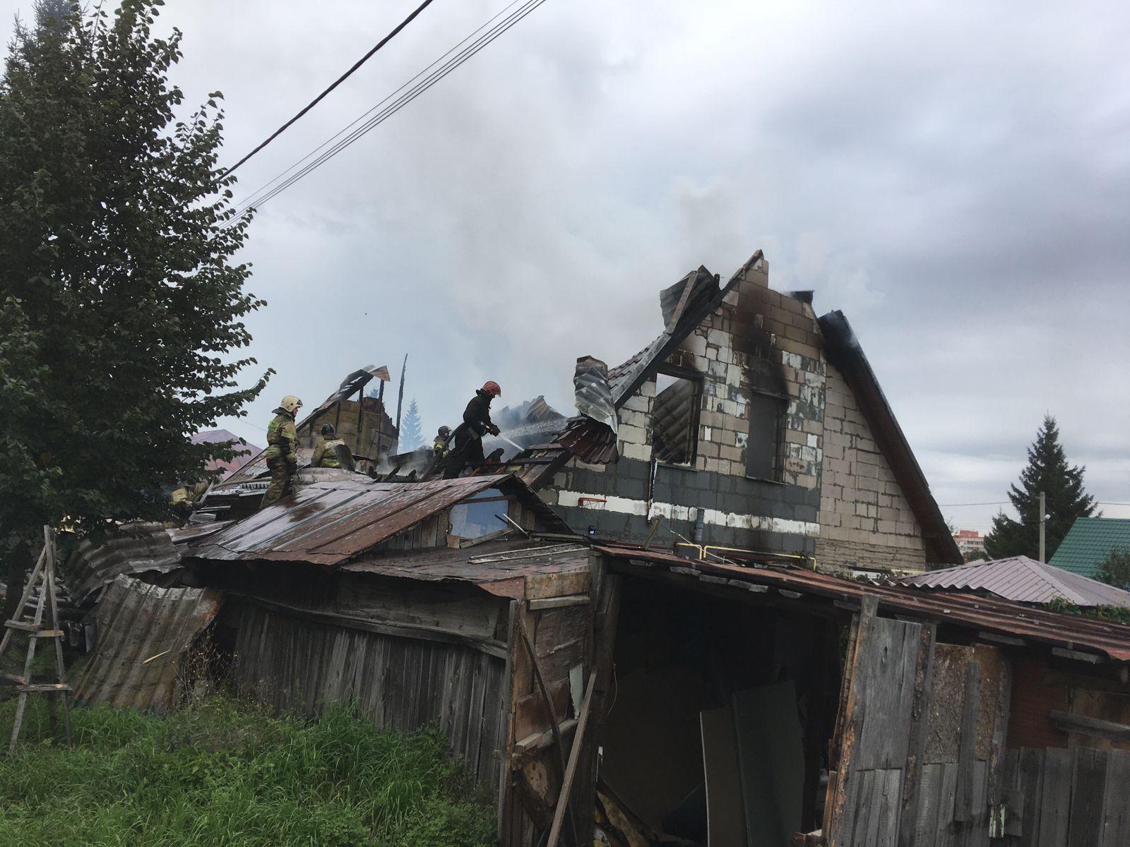 Фото Две многодетные семьи потеряли дом из-за пожара в Новосибирске 2